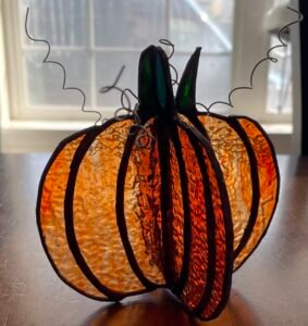 An autumnal gift for a friend who loves all things Halloween. Another adventure into the world of 3D stained glass art.